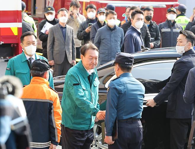 윤석열 대통령이 30일 서울 용산구 이태원동 '핼러윈 인파' 압사 사고 현장을 둘러본 뒤 경찰관을 격려하고 있다. /연합뉴스