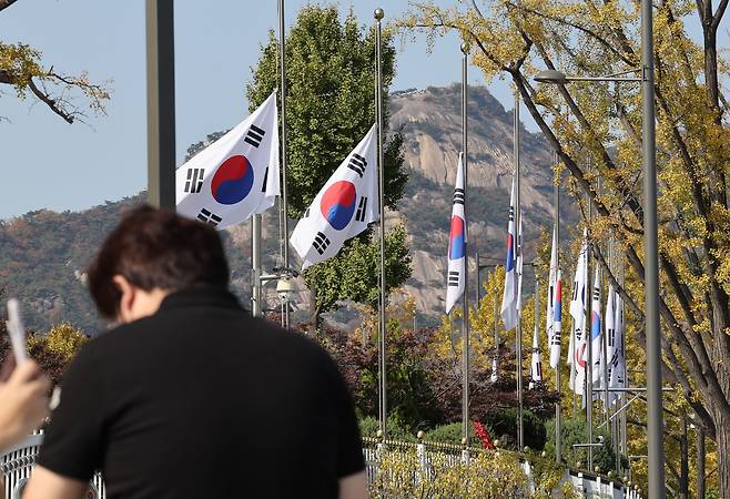 윤석열 대통령이 이태원 압사 참사 사고수습이 마무리될 때까지를 국가애도기간으로 정한 30일 오후 서울 종로구 광화문 정부서울청사에 조기가 게양돼 있다. /연합뉴스