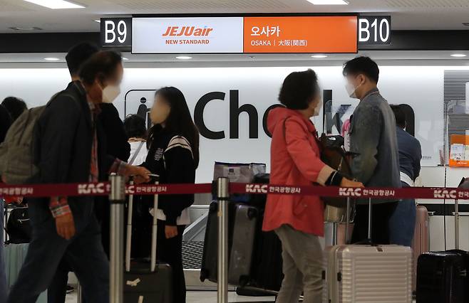 30일 오전 서울 강서구 김포공항 국제선 출국장에서 일본 오사카로 향하는 승객들이 탑승수속을 기다리고 있다. /뉴스1