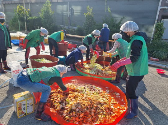 예산군 새마을회(회장 성낙구) 읍·면 새마을지도자 및 부녀회장 20여명이 참여해 고추장과 멸치볶음, 배추김치 등의 밑반찬을 직접 만들어 관내 홀몸노인 등 소외계층 240 가구에 전달하는 흐믓함을 보여줬다.사진=예산군 제공