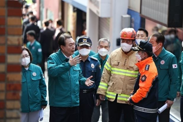 윤석열 대통령이 30일 오전 서울 용산구 이태원 핼러윈 사고 현장을 찾아 상황을 보고 받고 있다. 뉴시스