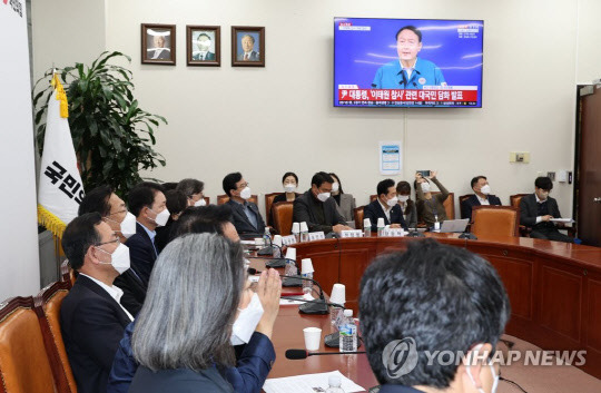 정진석 국민의힘 비상대책위원장과 비대위원들이 30일 오전 서울 여의도 국회에서 열린 이태원 사고 관련 긴급 비상대책위원회의에서 윤석열 대통령의 '이태원 압사 참사' 관련 긴급 대국민담화 발표 방송을 시청하고 있다.<연합뉴스>