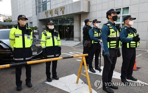 30일 이태원 압사 사고 사망자들이 안치된 서울 용산구 순천향대학교서울병원 장례식장 입구를 경찰이 통제하고 있다.  연합뉴스