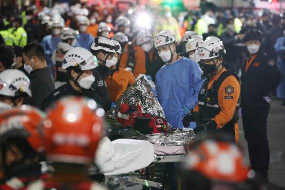 [서울=뉴시스] 김진아 기자 = 지난 29일 밤 서울 용산구 이태원 일대에서 대규모 압사사고가 발생해 30일 새벽 소방구급 대원들이 사망자를 이송하기 위해 대기하고 있다. 2022.10.30. bluesoda@newsis.com /사진=뉴시스