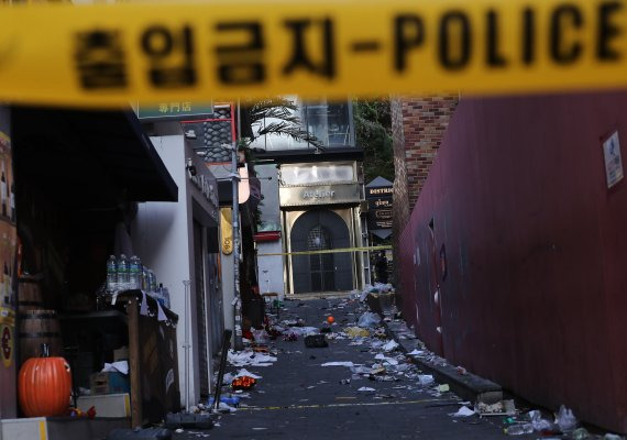 30일 오전 서울 용산구 이태원 압사 사고 현장 인근이 통제되고 있다. 소방당국은 전날 밤 발생한 이번 압사사고로 인한 피해를 30일 오전 9시 기준 사망 151명, 부상 82명으로 총 233명의 사상자가 발생한 것으로 집계했다. 사진=뉴시스