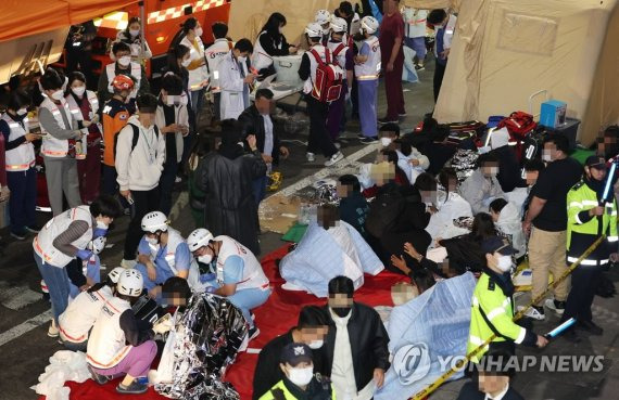 지난 29일 발생한 서울 용산구 이태원 핼러윈 인명사고에서 구조된 부상자들이 현장 인근에서 치료를 받고 있다. 2022.10.30 연합뉴스