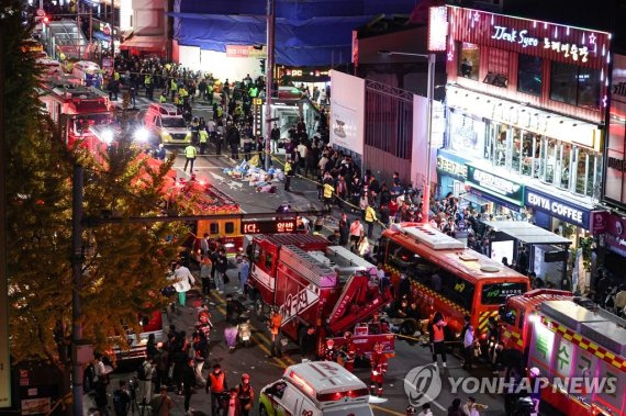 29일 오후 서울 용산구 이태원동 일대에 핼러윈을 맞이해 인파가 몰리면서 대규모 인명사고가 발생했다. 연합뉴스.