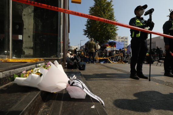 30일 오후 서울 용산구 이태원 압사 사고 현장 인근에 한 시민이 두고 간 꽃이 놓여져 있다. 이태원 압사사고로 발생한 인명피해는 이날 현재 사망 151명, 중상 19명, 경상 63명이다. 2022.10.30/뉴스1 ⓒ News1 임세영 기자 /사진=뉴스1