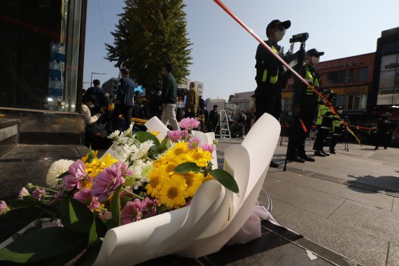 30일 오후 서울 용산구 이태원 압사 사고 현장 인근에 한 시민이 두고 간 꽃이 놓여져 있다. 이태원 압사사고로 발생한 인명피해는 현재 사망 153명, 중상 19명, 경상 63명이다. /사진=뉴스1