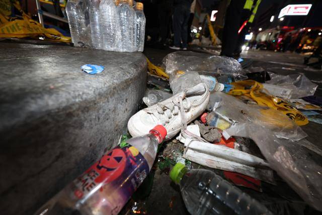 30일 새벽 서울 용산구 이태원 압사 사고 현장에 벗겨진 신발 한 짝이 나뒹굴고 있다. 연합뉴스