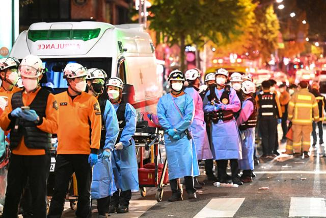 30일 새벽 119 구조대원들이 서울 용산구 이태원 압사 사고 희생자의 시신을 이송하기 위해 줄지어 대기하고 있다. 최주연 기자