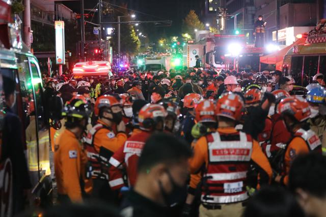 29일 밤 압사 사고가 벌어진 서울 용산구 이태원 사고 현장에서 119 구급대원들이 현장을 수습하고 있다. 뉴스1