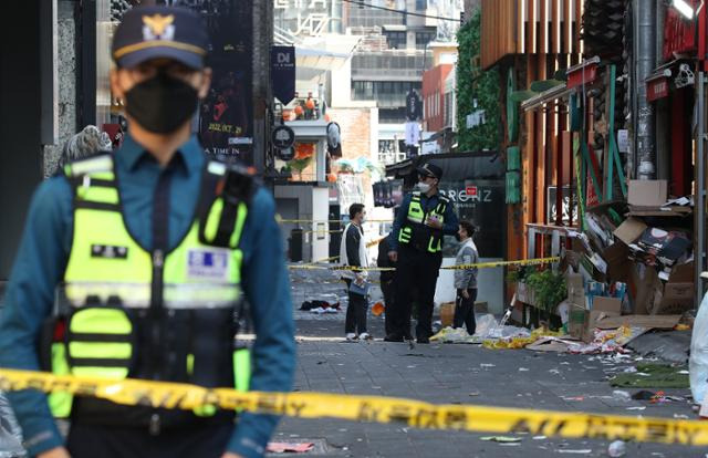 30일 오후 서울 용산구 이태원 참사 현장에서 경찰 관계자들이 현장조사를 하고 있다. 뉴스1