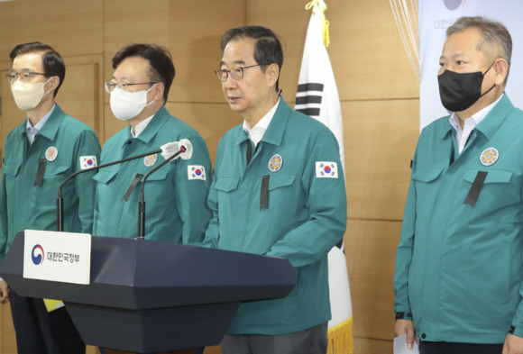 30일 오후 서울 종로구 정부서울청사 브리핑실에서 한덕수 총리가 이태원 사고 중앙재난안전대책본부 회의 결과 브리핑을 하고 있다.방문규 국무조정실장, 조규홍 보건복지부 장관, 한 총리, 이상민 행정안전부 장관(왼쪽부터). [사진=뉴시스]