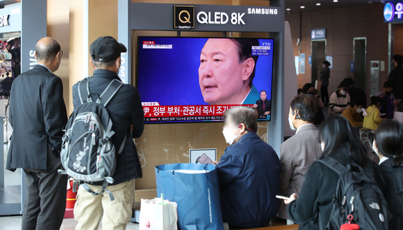 30일 오전 서울역 대합실에서 시민들이 이태원 압사 참사 사고 관련 윤석열 대통령의 대국민 담화 발표 뉴스 특보를 시청하고 있다. 2022.10.30. [사진=뉴시스]