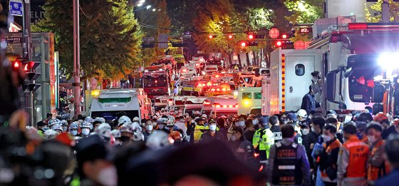 지난 29일 밤 서울 용산구 이태원 해밀턴 호텔 인근 골목길에서 대규모 압사 참사가 발생한 가운데 30일 새벽 해밀턴 호텔 앞 도로가 구급차들로 빼곡하다. 우상조 기자