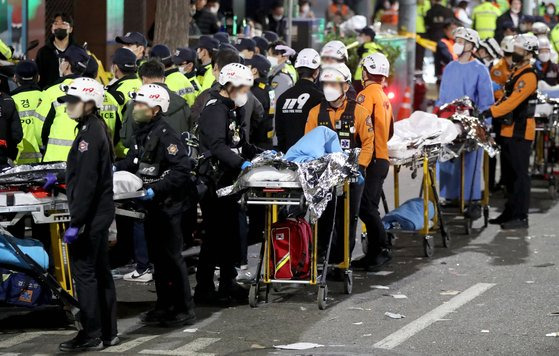 30일 서울 용산구 이태원 사고현장에서 소방 관계자가 이동식 침대를 옮기고 있다. 뉴스1