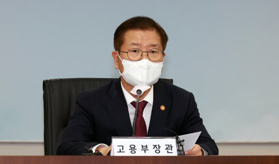 이정식 고용노동부 장관이 지난 28일 오전 서울 영등포구 중소기업중앙회에서 열린 중소기업인 간담회를 하고 있다. 사진 고용노동부