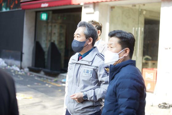 윤희근 경찰청장이 30일 오전 서울 용산구 이태원 핼러윈 압사사고 현장을 찾아 경찰의 설명을 들으며 살펴보고 있다. 뉴스1