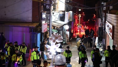 30일 경찰이  서울 용산구 이태원 핼로윈 인명사고 현장을 통제하고 있다.|연합뉴스 젝공