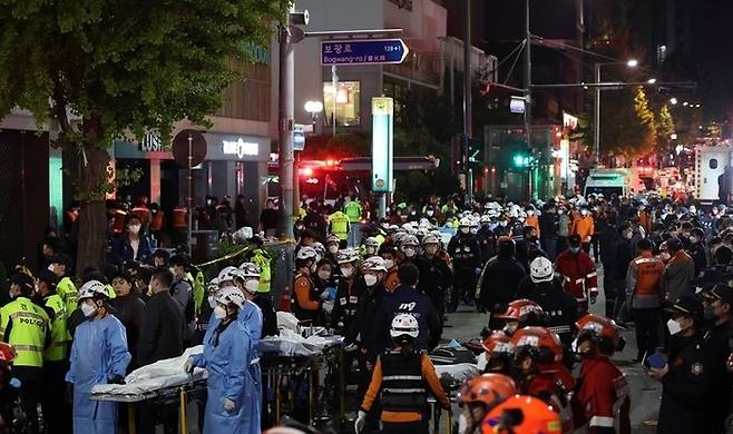 30일 오전 서울 용산구 이태원 핼러윈 인명사고 현장에 사망자 이송을 위해 구급대원 등이 대기하고 있다.  /연합뉴스