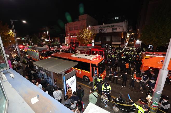 지난 29일 오후 서울 용산구 이태원동 일대에 핼러윈을 맞아 인파가 몰려 대규모 인명사고가 발생, 현장이 통제되고 있다. 연합뉴스