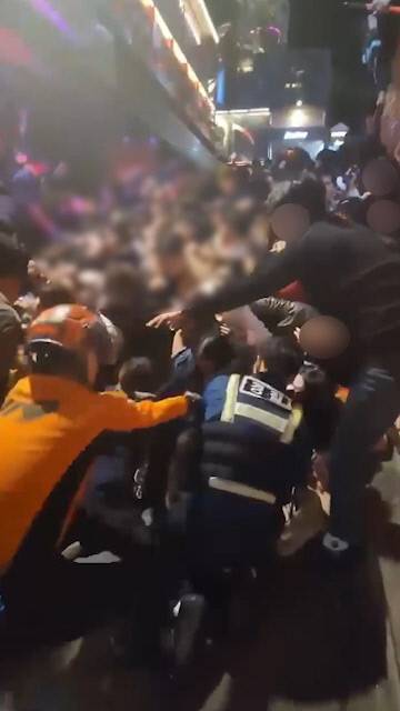 긴급한 구조순간 서울 용산구 이태원동 해밀톤호텔 부근 도로에 지난 29일 밤 대형 압사 사고가 발생하자 119 구조대원과 경찰, 시민들이 현장에서 구조활동을 벌이고 있다. 연합뉴스