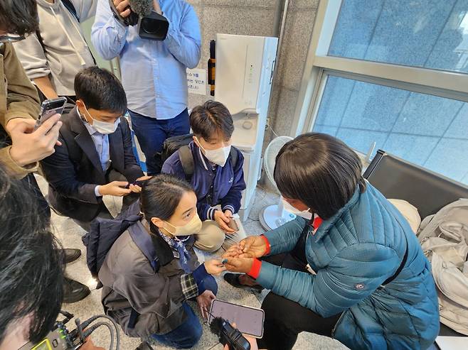 A foreign woman from Ivory Coast, who has been living in Seoul's Itaewon district for more than 10 years, with his 22-year-old son gone missing after the deadly stampede overnight, talks with reporters on the third floor of Hannam-dong Community Service Center in Yongsan District, central Seoul, at around 1 p.m. Sunday, after reporting her son as missing person. (Choi Jae-hee / The Korea Herald)