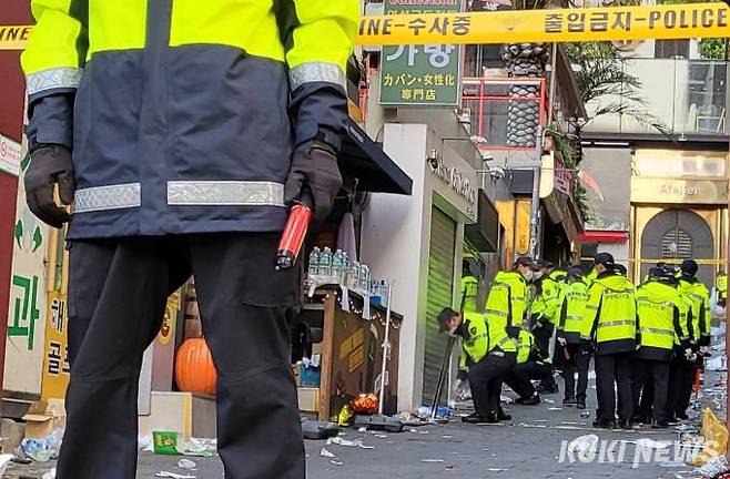 30일 오전 용산구 이태원 압사 사고 현장 모습. 29일 밤 이태원동 일대에 핼러윈 인파가 한꺼번에 몰리면서 150명 이상이 사망하는 대규모 압사 참사가 났다.   사진=최은희 기자