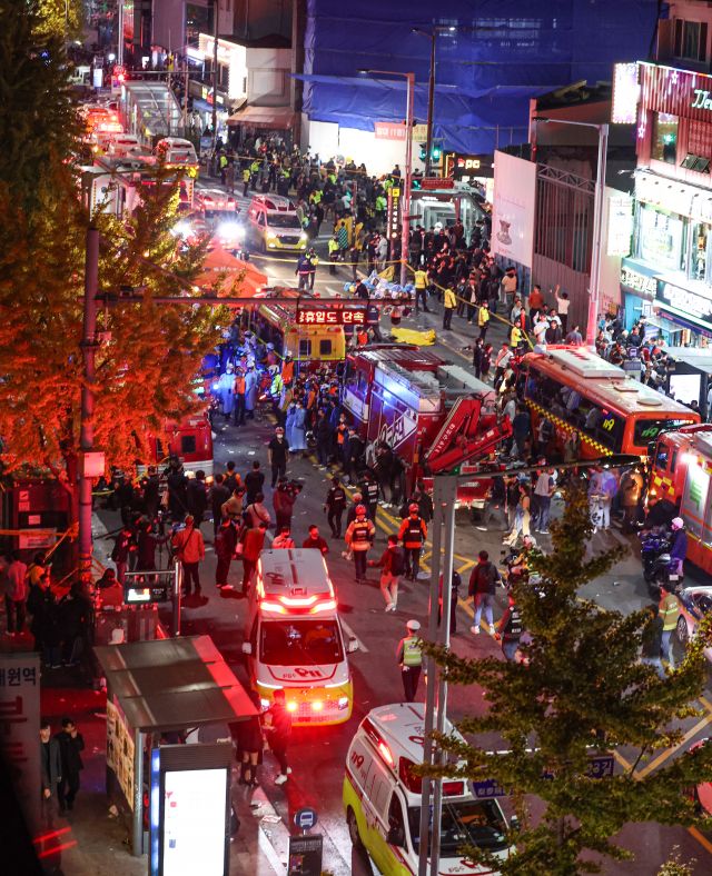 29일 오후 서울 용산구 이태원동 일대에 핼러윈을 맞이해 인파가 몰리면서 대규모 인명사고가 발생했다. 30일 오전 출동한 119 구조대원들이 희생자들을 분류하고 있다. 연합뉴스