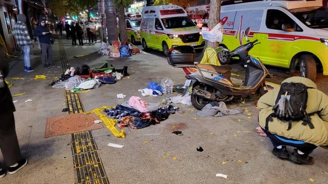 지난 29일 압사 사고가 발생한 서울 용산구 이태원 해밀턴호텔 인근 도로에 사고를 당한 이들이 미처 챙기지 못한 소지품들이 곳곳에 쌓여 있다. 양한주 기자