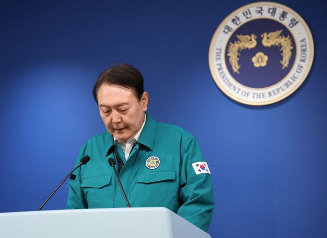 윤석열 대통령이 30일 오전 서울 용산 대통령실 청사 브리핑룸에서 '이태원 핼러윈 참사'와 관련 대국민 담화를 발표하고 있다. 연합뉴스