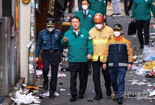 윤석열 대통령이 30일 서울 용산구 이태원로 일대에서 발생한 핼러윈 대규모 압사 참사 현장을 찾아 살펴보고 있다.