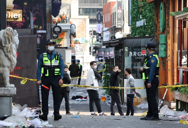 30일 이태원 압사 사고 현장에서 경찰 관계자들이 현장 조사를 진행하고 있다. 연합뉴스