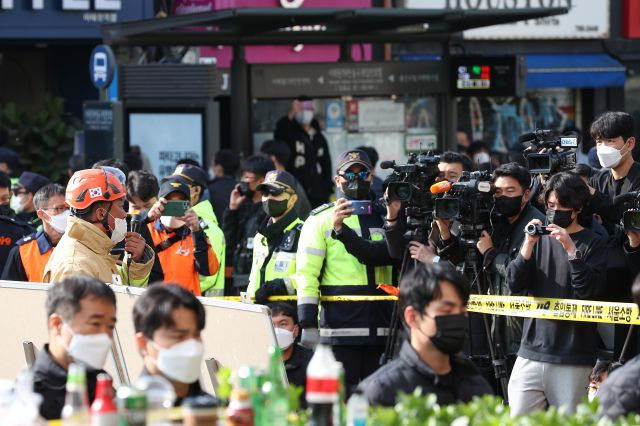 최성범 서울용산소방서장이 30일 오전 서울 용산구 이태원에서 벌어진 대규모 압사 사고와 관련해 브리핑을 하고 있다. 연합뉴스