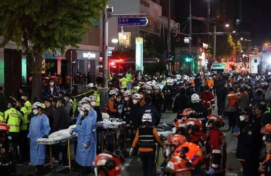 30일 오전 서울 용산구 이태원 핼러윈 인명사고 현장에 사망자 이송을 위해 구급대원 등이 대기하고 있다. 연합뉴스