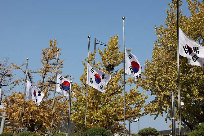 오늘(30일) 오전 광화문 정부서울청사에 조기가 게양됐다 / 사진 = 연합뉴스