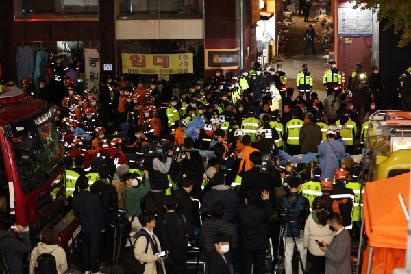 30일 오전 서울 용산구 이태원 핼러윈 인명사고 현장에서 구조대원 등이 구조활동을 하고 있다. [사진 출처 = 연합뉴스]