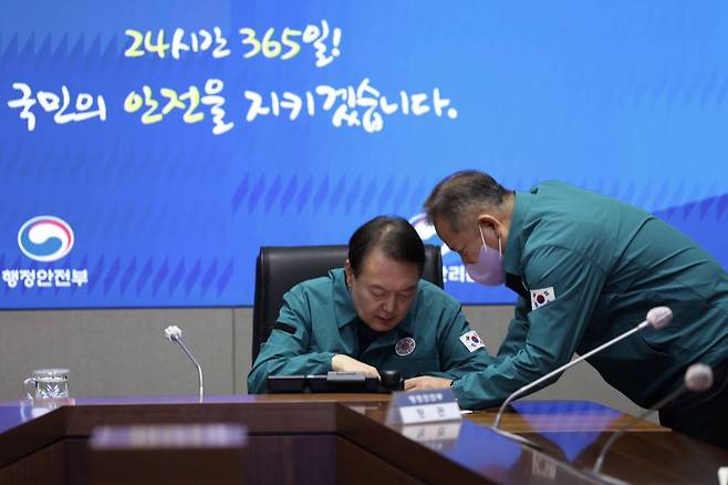 [서울=뉴시스] 윤석열 대통령이 30일 오전 중앙재난안전대책본부가 가동 중인 서울 종로구 정부서울청사 중앙안전상황실에서 이태원 핼러윈 사고 관련 긴급상황점검회의를 주재하고 있다. (사진=대통령실통신사진기자단) 2022.10.30. *재판매 및 DB 금지