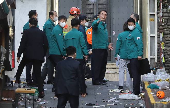 [서울=뉴시스] 김금보 기자 = 윤석열 대통령이 30일 오전 서울 용산구 이태원 압사 사고 현장을 살펴보고 있다. 2022.10.30.