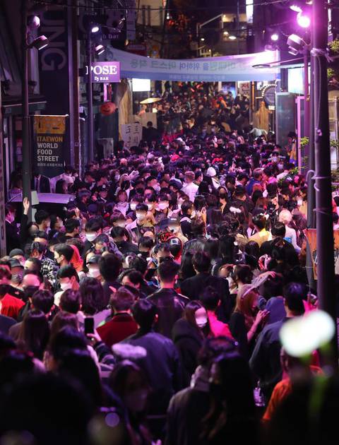 지난해 핼러윈을 맞은 이태원 거리의 사진이 온라인 커뮤니티에서 공유되고 있다./사진=온라인 커뮤니티