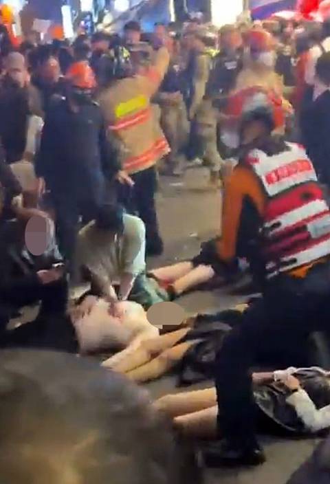 29일 대규모 압사 사고가 발생한 서울 용산구 이태원동 해밀톤호텔 인근에서 시민들이 피해자들을 상대로 심폐소생술을 시행하는 등 구조 활동을 벌이고 있다. 독자 제공. 뉴시스