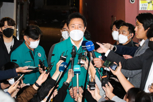 이태원 참사 입장 밝히는 오세훈 시장 : 오세훈 서울시장이 30일 오후 서울 용산구 이태원 압사 사고 현장을 찾아 이번 참사에 대한 입장을 밝히고 있다. 뉴시스