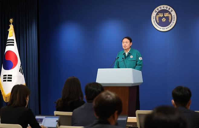 윤석열 대통령이 30일 오전 용산 대통령실 청사 브리핑룸에서 '이태원 핼러윈 참사'와 관련 대국민 담화를 발표하고 있다. [연합]