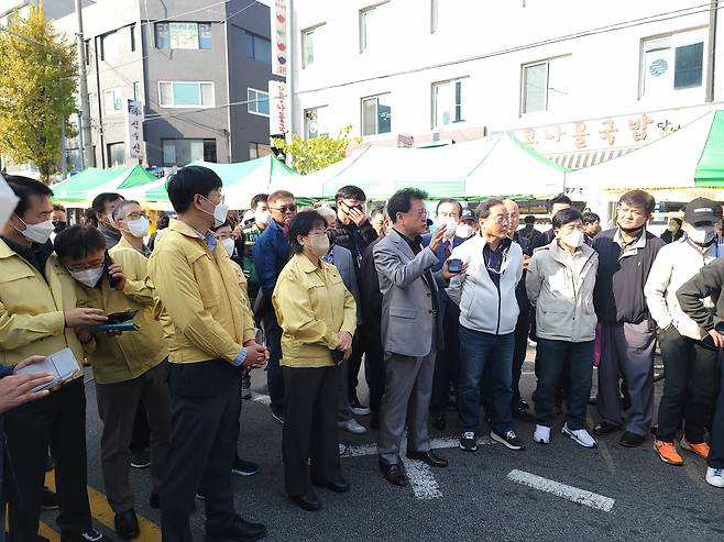 이순희(왼쪽 네번째) 서울 강북구청장이 빨래골 축제 현장에 방문해 구민에게 취소 축제에 대한 양해를 구하고 있다. [강북구 제공]