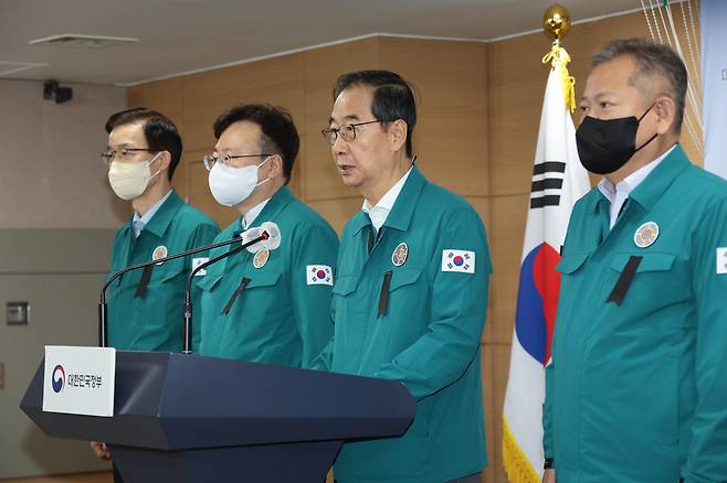 한덕수 국무총리가 30일 정부서울청사 브리핑실에서 검은 리본을 가슴에 달고 '이태원 압사 참사'와 관련, 브리핑하고 있다. [연합]