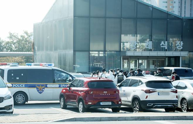 30일 경기도 고양시 일산 동국대병원에서 경찰 과학수사대원들이 핼러윈 희생자 신원을 확인하기 위해 장례식장으로 들어가고 있다. [연합]