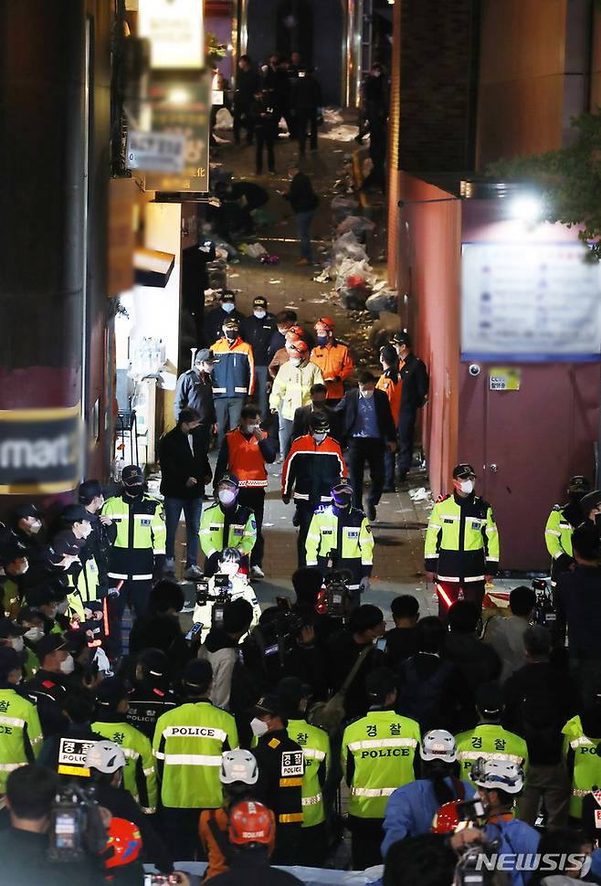 [서울=뉴시스]  지난 29일 밤 서울 용산구 이태원 일대에서 대규모 압사사고가 발생해 30일 새벽 소방구급 대원들이 현장을 수습하고 있다.