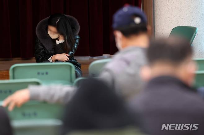 [서울=뉴시스] 백동현 기자 = 지난 29일 밤 서울 용산구 이태원 일대에서 대규모 압사 사고가 발생한 가운데 30일 오전 한남동 주민센터에 마련된 실종자 접수처 대기실에서 가족이나 지인과 연락이 두절된 시민들이 대기하고 있다. 2022.10.30. livertrent@newsis.com