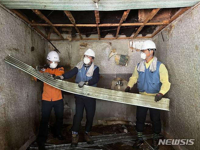 [서울=뉴시스] 포스코건설이 구미 장천면에서 노후주택을 개보수하는 에코드림 활동을 진행하고 있다. (사진=포스코건설 제공)